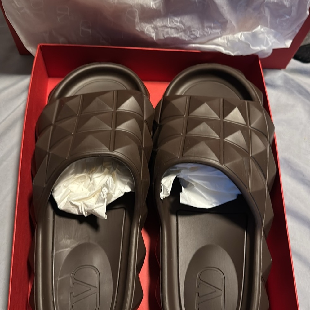 valentino garavani rubber slide
New never been worn
Brown
Size: 39 EU - Picture 12 of 12